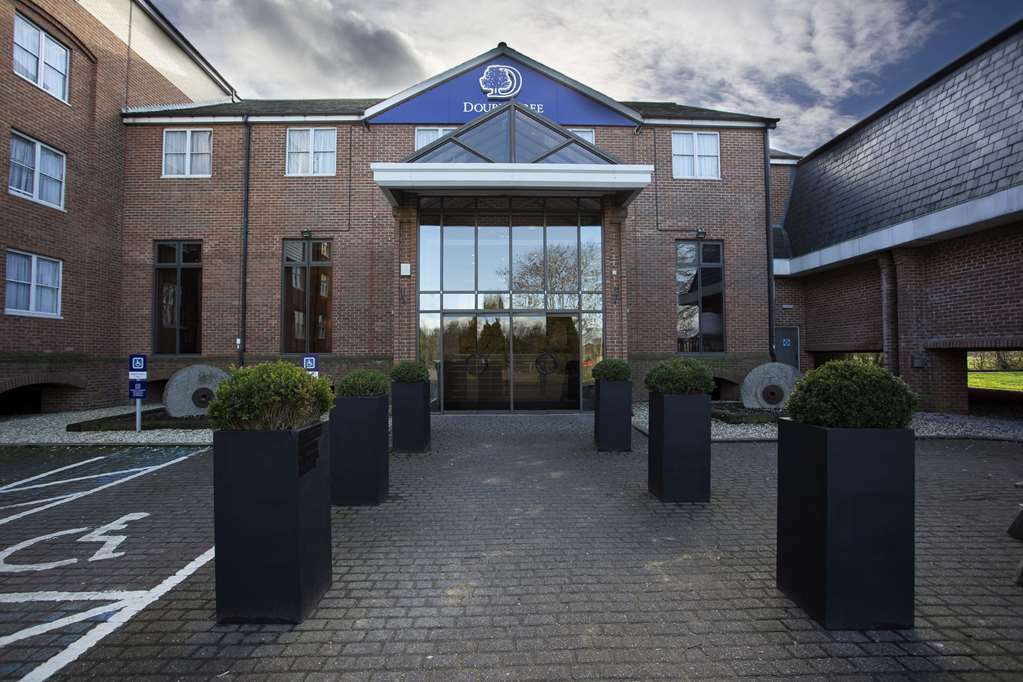Отель Doubletree By Hilton Reading M4 J10 Уиннерш Экстерьер фото